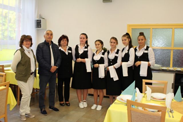žiaci odboru čašník, servírka na praxi v ŠJ