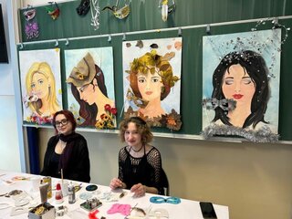 DOD - vernisáž_Sofia a Peťa_členky krúžku ARTžúrka