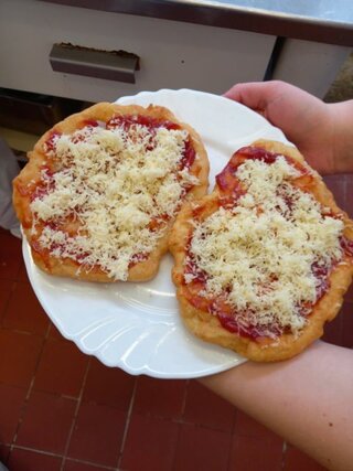 1Jedlá z kysnutého a liateho cesta