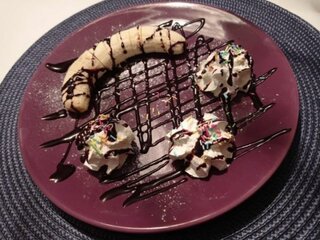 3_ Lúpanie a dekorovanie banána