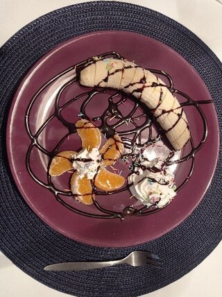 4_ Lúpanie a dekorovanie banána