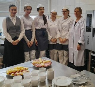 Tím hostiteliek v školskej kuchynke 2