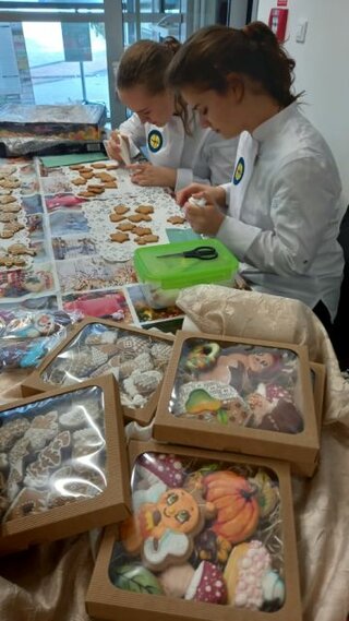  1_Zdobenie medovníkov v Divadle Púchov 2022