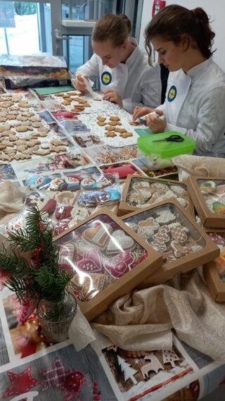  2_Zdobenie medovníkov v Divadle Púchov 2022