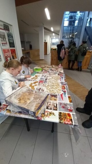  3_Zdobenie medovníkov v Divadle Púchov 2022