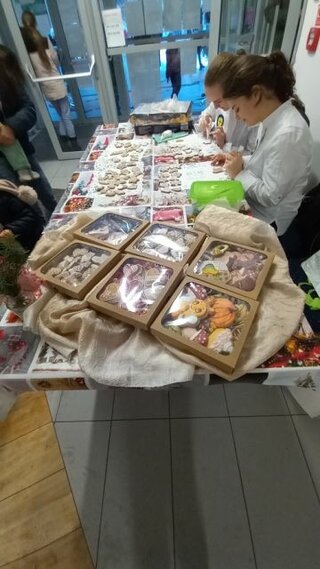  5_Zdobenie medovníkov v Divadle Púchov 2022