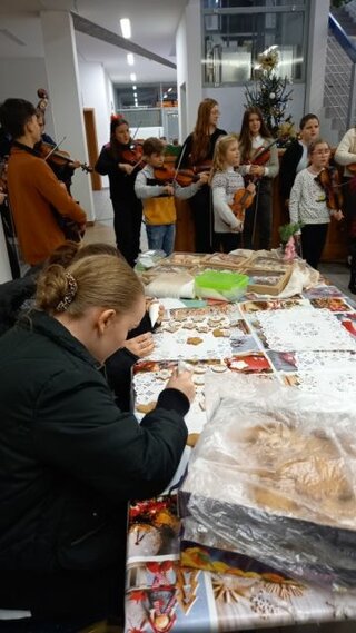  6_Zdobenie medovníkov v Divadle Púchov 2022