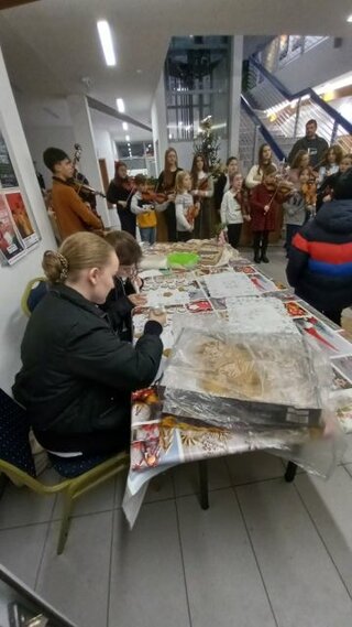  7_Zdobenie medovníkov v Divadle Púchov 2022