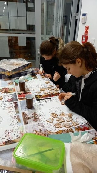  8_Zdobenie medovníkov v Divadle Púchov 2022