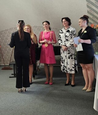 1_ odovzdávanie maturitných vysvedčení v Župnom dome