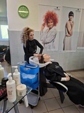 2_ školenie v kaderníctve Akadémia