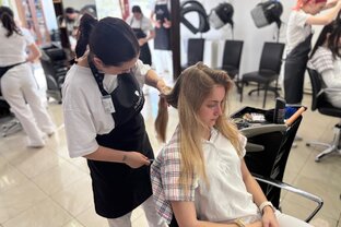 Zväčšiť fotografiu - Školské kolo zručnosti v odbore kaderník z iii.c.