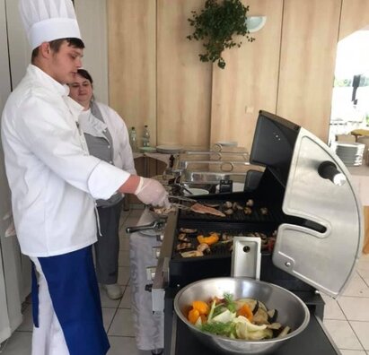 Grilovanie v hoteli študent