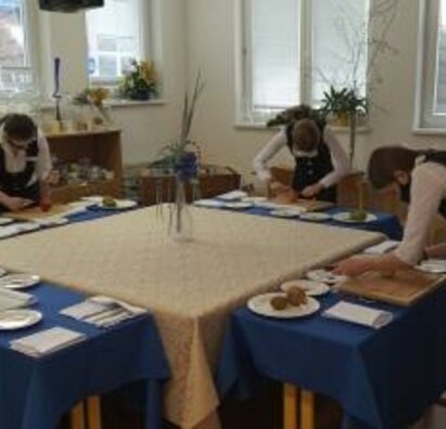 Február, marec, apríl III.C odbor čašník, servírka na OV v cukrárni Akadémia