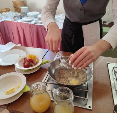 Prax I.AH v cukrárni Akadémia