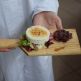 Niečo z modernej kuchyne - 2flambovaný kozí syr s glazovanou cibuľou