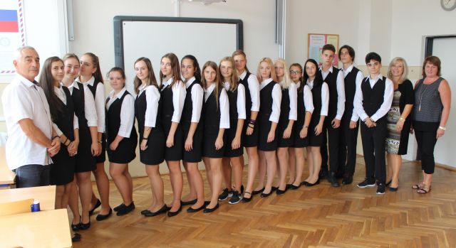 Študenti 1. ročníka hotelovej akadémie prvýkrát v čašníckom oblečení